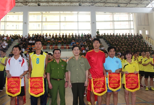 Đồng chí Phó Tổng cục trưởng Tổng cục XDLL CAND Nguyễn Xuân Mười  và đồng chí Phó Giám đốc Học viện CSND Đặng Xuân Khang  tặng cờ lưu niệm cho các đội tham gia Hội thao